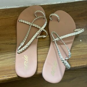 WOMANS AERIE SANDALS